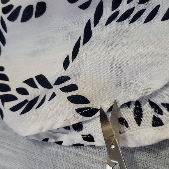 Neiman Marcus White & Blue 100% Linen V Neck Top Shirt, Size S - Picture 15 of 15